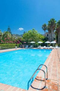 una gran piscina con una escalera que conduce a un complejo en Rosmarino Park, en SantʼAgata di Militello