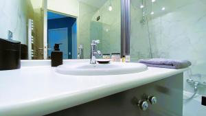 Ванная комната в St Roch 1 Magnifique 2 pièces proche Centre Gare Port +11 фотографий