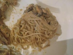 un plato de espaguetis con setas y un tenedor en Agriturismo L'isola, en Crespina