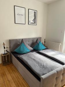 Ein Bett oder Betten in einem Zimmer der Unterkunft Weingut Gästehaus Bach
