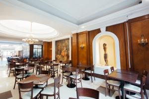a dining room with wooden tables and chairs at Dorá Hotel Buenos Aires in Buenos Aires