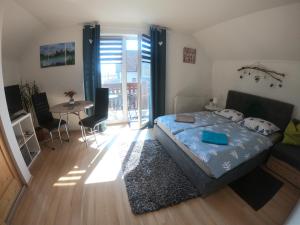 En eller flere senge i et værelse på Villa Maria