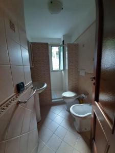 ein Bad mit einem WC, einer Dusche und einem Waschbecken in der Unterkunft A DUE PASSI.... in Mazzeo