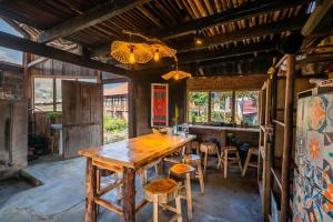 Khu vực lounge/bar tại Indi house