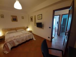 Schlafzimmer mit einem Bett und einer Glasschiebetür in der Unterkunft A DUE PASSI.... in Mazzeo