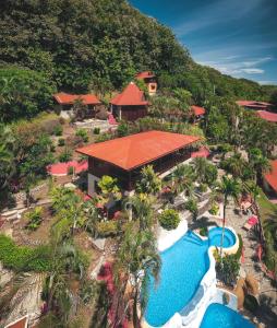 una vista aérea de un complejo con piscina en Hotel El Jardin en Montezuma