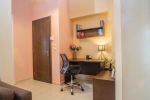 - un bureau avec un bureau et une chaise dans la chambre dans l'établissement Agios Pavlos Corner Vacation House Zakinthos, à Zante