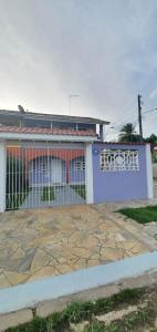 un edificio con una puerta y un patio de piedra en Sobrado no Melhor Local do Indaiá, en Caraguatatuba