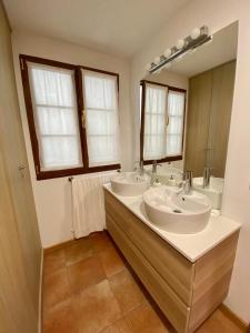 a bathroom with two sinks and a large mirror at A Casa do Patín Casa de Huéspedes in Cangas de Morrazo