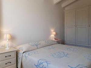 sypialnia z łóżkiem i komodą z 2 lampami w obiekcie VILLA INDIPENDENTE AL MARE BUDONI w mieście Tanaunella