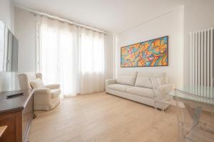 a living room with a couch and a glass table at Attico incantevole con Jacuzzi idromassaggio e sauna in Treviso