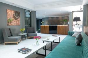 uma sala de estar com um sofá e uma mesa em Portal Plaza Suites em Mendoza