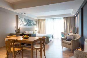 Uma área de estar em Portal Plaza Suites