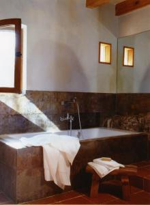 ein Badezimmer mit einer Badewanne und einem Waschbecken in der Unterkunft Las Casas del Palomar I & II in Ortigosa del Monte