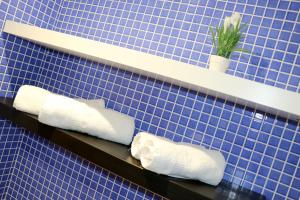 dois rolos de papel higiénico numa prateleira na casa de banho em Ático CREDENCIAL em Sarria