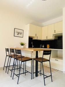 una cocina con una gran mesa de madera y sillas en Les Tamaris, en Saint-Cyr-sur-Mer