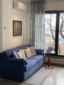 a blue couch in a living room with a window at Casali appartamento in San Marino