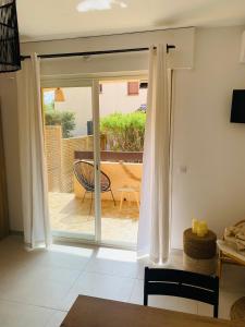 una puerta corredera de cristal que conduce a un patio en Les Tamaris en Saint-Cyr-sur-Mer