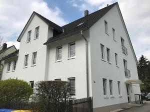 ein weißes Haus mit einem schwarzen Dach in der Unterkunft FEWO "Rabennest " Gemütliche Wohnung nahe Rabensteinklinikum - kein separates Schlafzimmer, Studiowohnung in Chemnitz