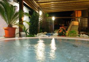 Bazén v ubytování Hotel Cristina nebo v jeho okolí