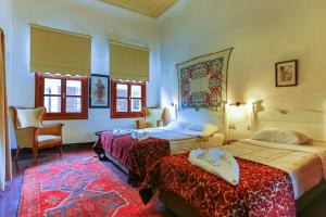 ein Hotelzimmer mit zwei Betten und einem Stuhl in der Unterkunft Atelya Art Hotel in Antalya + 112 Fotos