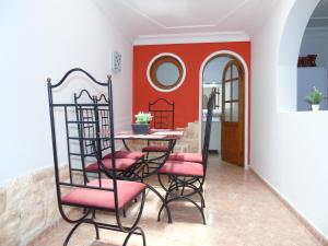 プラヤ・デル・イングレスにあるBIG CHARMING HOUSEの赤い壁のダイニングルーム(テーブル、椅子付)