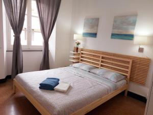 um quarto com uma cama com duas toalhas em BRIGNOLE E em Gênova