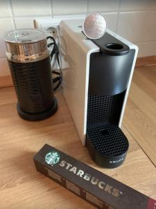 Kaffee-/Teezubehör in der Unterkunft FEWO "Rabennest " Gemütliche Wohnung nahe Rabensteinklinikum - kein separates Schlafzimmer, Studiowohnung