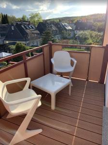 Ein Balkon oder eine Terrasse in der Unterkunft FEWO "Rabennest " Gemütliche Wohnung nahe Rabensteinklinikum - kein separates Schlafzimmer, Studiowohnung