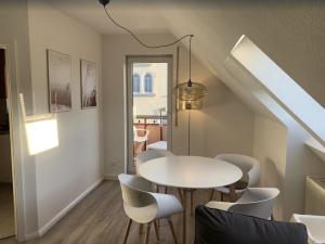 Ein Sitzbereich in der Unterkunft FEWO "Rabennest " Gemütliche Wohnung nahe Rabensteinklinikum - kein separates Schlafzimmer, Studiowohnung