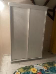 frigorifero bianco in camera con tappeto di L'Oiseau du Nord a Richemont