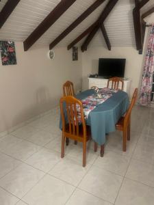 una sala da pranzo con tavolo e sedie blu di L'Oiseau du Nord a Richemont