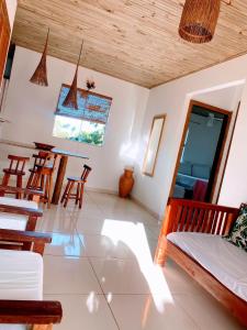 ein Wohnzimmer mit Stühlen und einem Tisch in der Unterkunft VILA Nobre in Trancoso