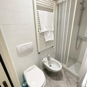 a small bathroom with a toilet and a sink at Casali appartamento in San Marino