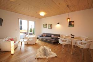 a living room with a couch and a table and chairs at Linda‘s Ferien-Pferdehof in Sigmarszell