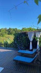 2 Liegestühle und ein Tisch auf der Terrasse in der Unterkunft VILA Nobre in Trancoso