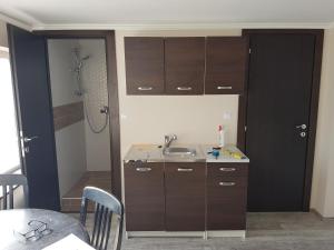 Kuchyň nebo kuchyňský kout v ubytování Meszaros apartman