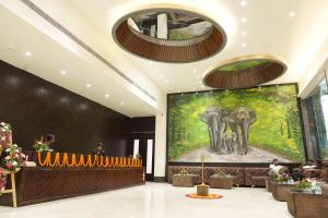 een lobby met een groot schilderij van olifanten aan de muur bij HOTEL MAKHAN VIHAR in Ambikāpur
