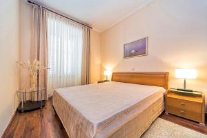 Un dormitorio con una cama grande y una ventana en Apartment La Petite, en Dubrovnik