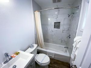 La salle de bains est pourvue de toilettes blanches et d'un lavabo. dans l'établissement Town and Country Inn, à Santa Barbara