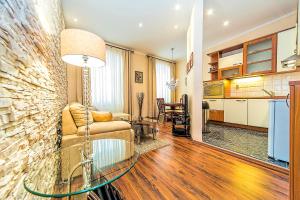 sala de estar con sofá y mesa en Apartment La Petite, en Dubrovnik