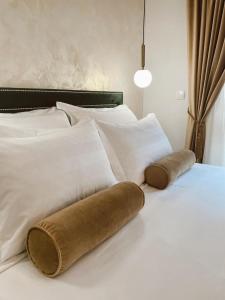 Una cama blanca con dos almohadas encima. en Apartment in central Dubrovnik with private parking en Dubrovnik