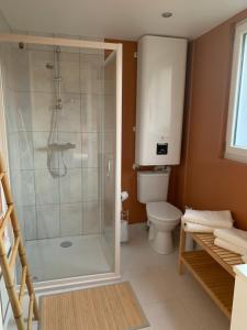 La salle de bains est pourvue d'une douche et de toilettes. dans l'établissement Dom’s Garden, à Livarot