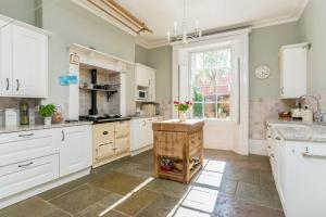 Elegant Grade II listed Regency Family Home tesisinde mutfak veya mini mutfak