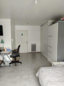 - une chambre avec un lit, un bureau et une chaise dans l'établissement Le Gaïa - Joli appartement au calme 10min du centre de Lyon, à Villeurbanne