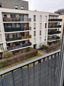 un immeuble d'appartements avec balcon et clôture dans l'établissement Le Gaïa - Joli appartement au calme 10min du centre de Lyon, à Villeurbanne
