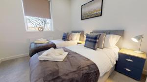 Giường trong phòng chung tại Luxury Apartment - Town Centre North Stevenage