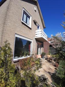 a house with a large window and a patio at BB De Hinker in Cothen