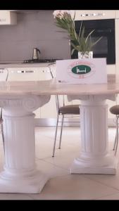 ペスキエーラ・デル・ガルダにあるGiulietta e Romeoの白いテーブル付きキッチン