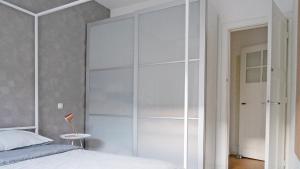 1 dormitorio con un gran armario de cristal junto a una cama en Authentic Amsterdam Bed and Breakfast Rai en Ámsterdam